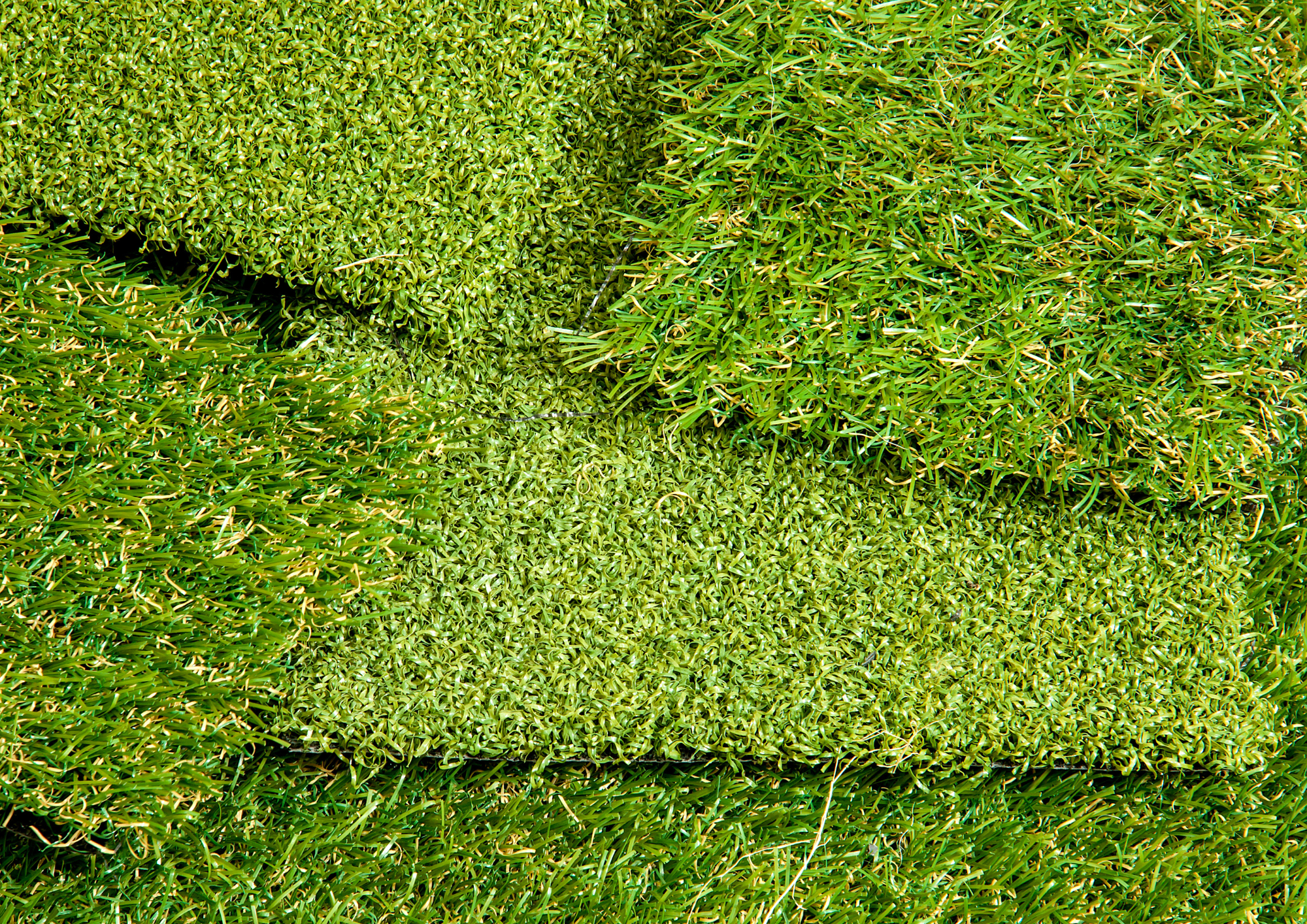 Césped artificial de color verde que se encuentra en un jardín